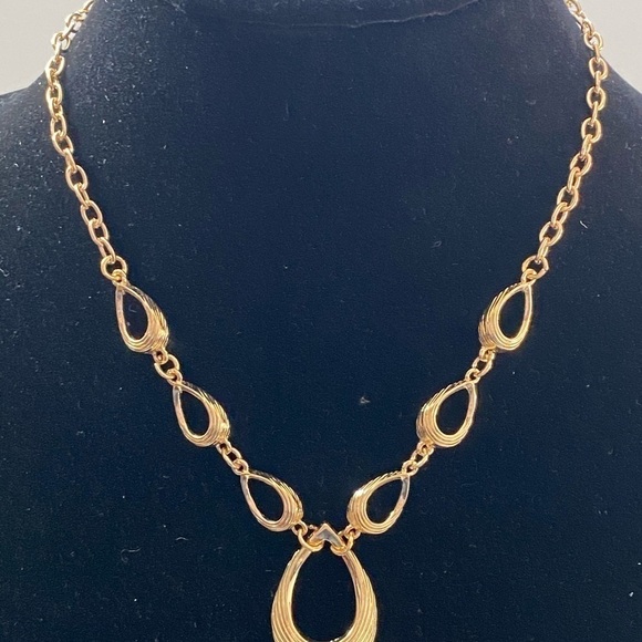 Liz Claiborne Signed Necklace Gold Tone - Picture 6 of 8